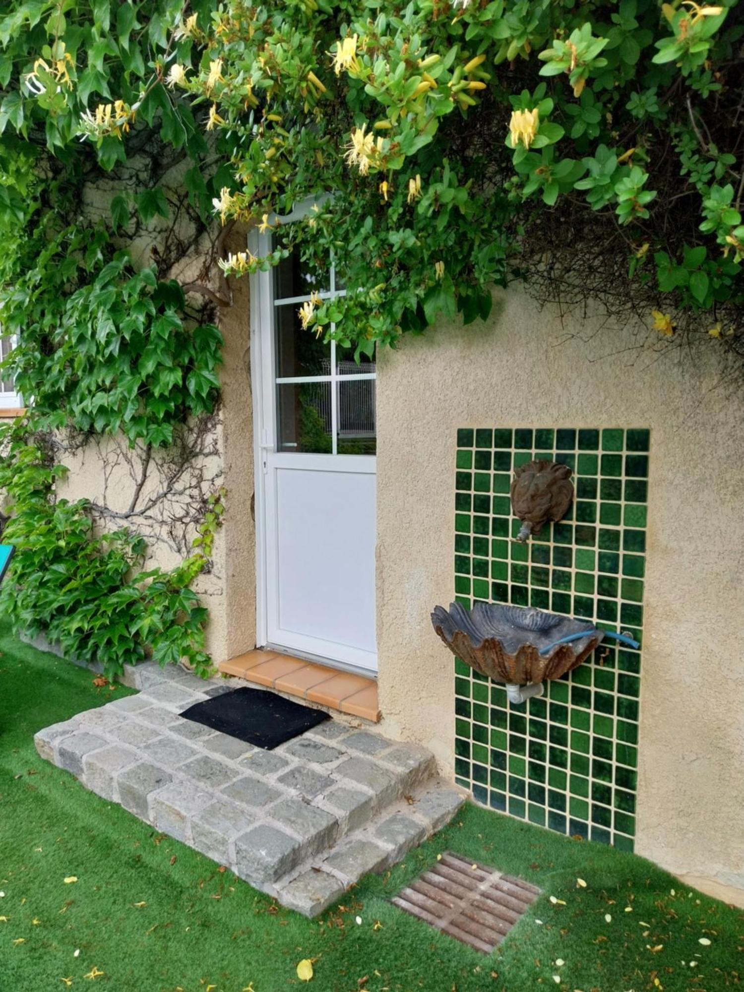 Superbe Grand Studio Tout Confort Avec Exterieur Poussan Eksteriør bilde